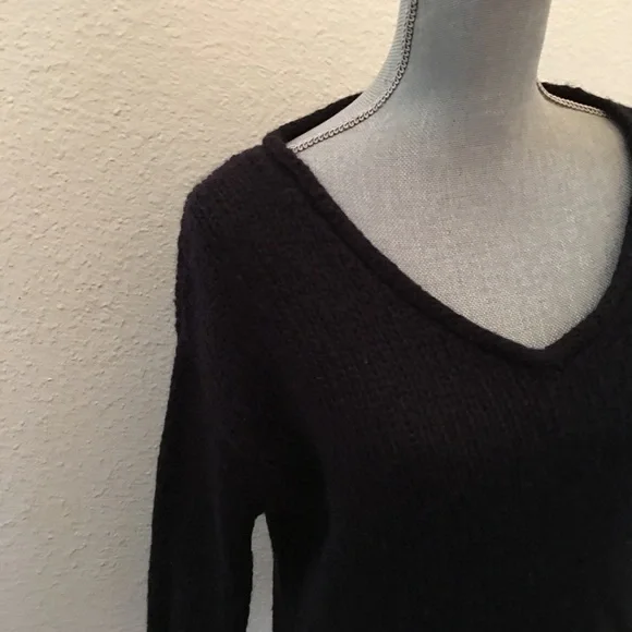 ❤️SOLD❤️Forever 21 black sweater size medium V Neck Excellent versatile - Picture 4 of 4